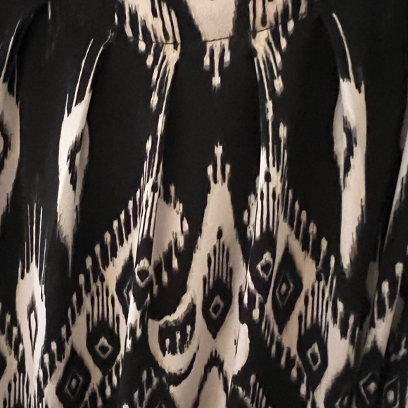 Womens black and white patterned top. - Picture 3 of 4